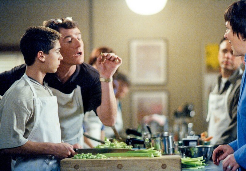 Hal (Bryan Cranston, 2.v.l.) präsentiert der Kochlehrerin die akkurat geschnittenen Lauchstückchen seines Sohnes Reese (Justin Berfield, l.) … – Bild: ORF/​Disney