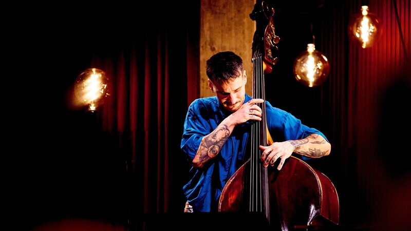 Key Visual/​Cover Sendereihenbild ohne Typo zu „BR Clubkonzert – Jazz im Bergson Kunstkraftwerk“.  Im Club erlebt man den Jazz so hautnah wie sonst nirgends. Ein ganz neuer ist in München das „Barbastelle“ im historischen Gemäuer des Bergson Kunstkraftwerks. Dort sind nun auch die BR Clubkonzerte beheimatet – Nachfolger der Live-Sessions im Studio 2. Im Bild: Robert Lucaiu. – Bild: ZDF und BR/​Bergson Kunstkraftwerk/​Georg Stirnweiß