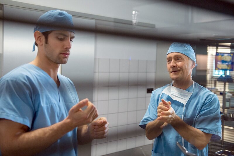 Dr. Niklas Ahrend (Roy Peter Link, l.); Dr. Kaminski (Udo Schenk, r.), – Bild: ARD/​Tom Schulze