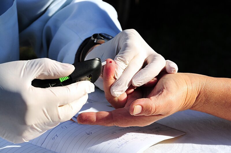 Arzt, Blutzuckertest, Diabetes – Bild: PLURIMEDIA (iStock /​ Getty Images)