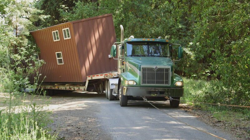 Sam und Jean nennen sich selbst Tiny-House-Profis! Jetzt ziehen sie in einen Container in Santa Cruz. Das Haus hat etwa 32 Quadratmeter und beinhaltet einen Schlafboden, ein Gästezimmer, eine Küche und bestenfalls sogar eine Ankleide. – Bild: HGTV