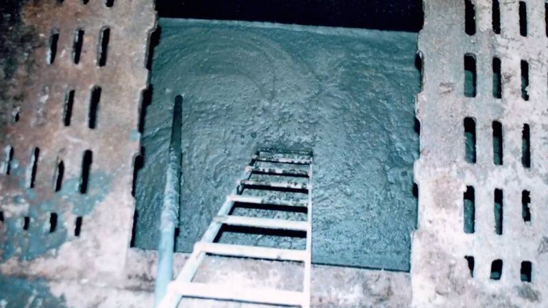 Metallleiter, die in halbfesten Beton führt. – Bild: Crime + Investigation /​ A+E Global Media