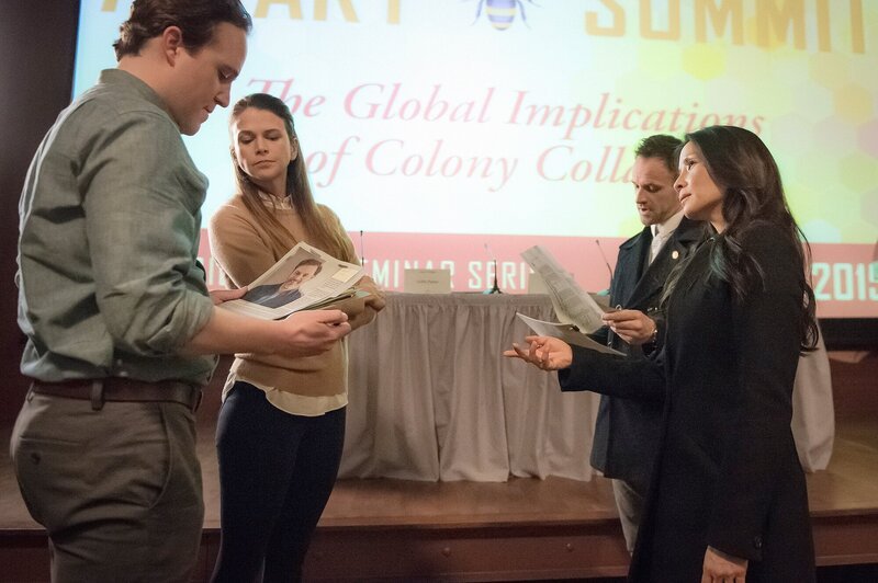 Kann die Insektenforscherin Tara Parker (Sutton Foster, 2.v.l.) Holmes (Jonny Lee Miller, 2.v.r.) und Watson (Lucy Liu, r.) bei der Lösung des Falls weiterhelfen? – Bild: PLURIMEDIA (CBS Broadcasting Inc.)