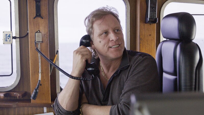 Sig smiling phone in hand. – Bild: Discovery Communications, LLC