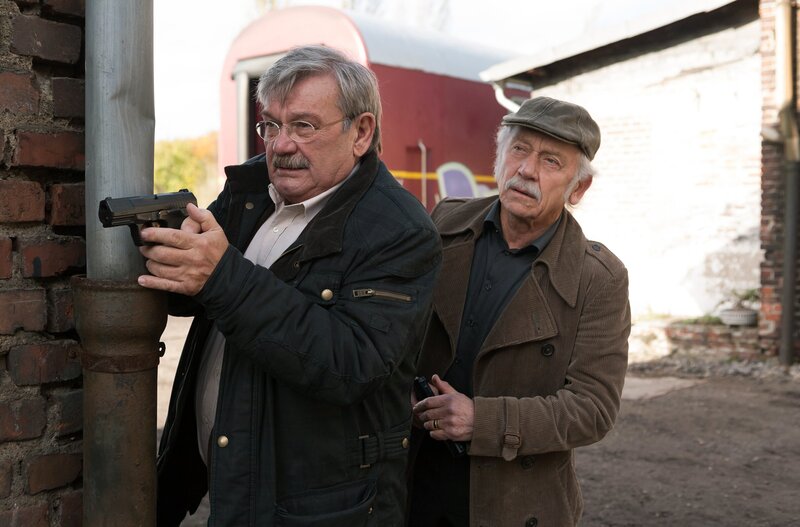 Günter (Wolfgang Winkler, l.) und Edwin (Tilo Prückner, r.) müssen die Zeugin Karla Neuhaus aus der Gewalt von Milz befreien. – Bild: WDR/​ARD/​Kai Schulz