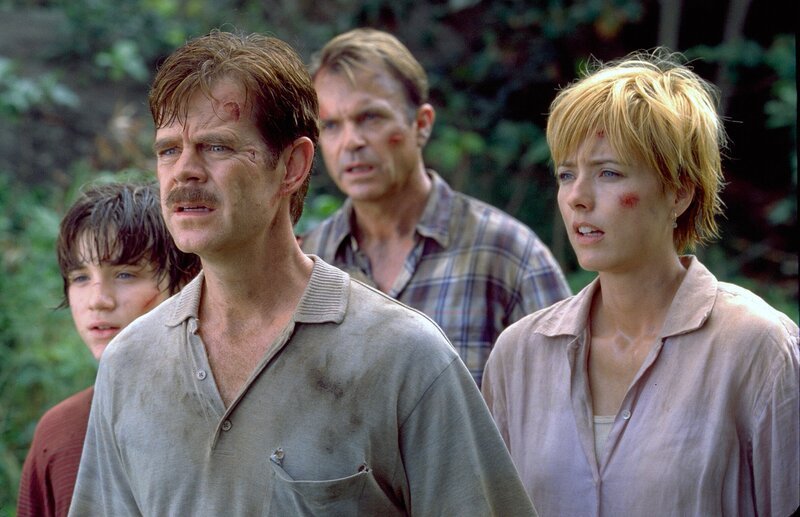 L-R: Eric Kirby (Trevor Morgan), Paul Kirby (William H. Macy), Dr. Alan Grant (Sam Neill), Amanda Kirby (Téa Leoni) – Bild: Nitro
