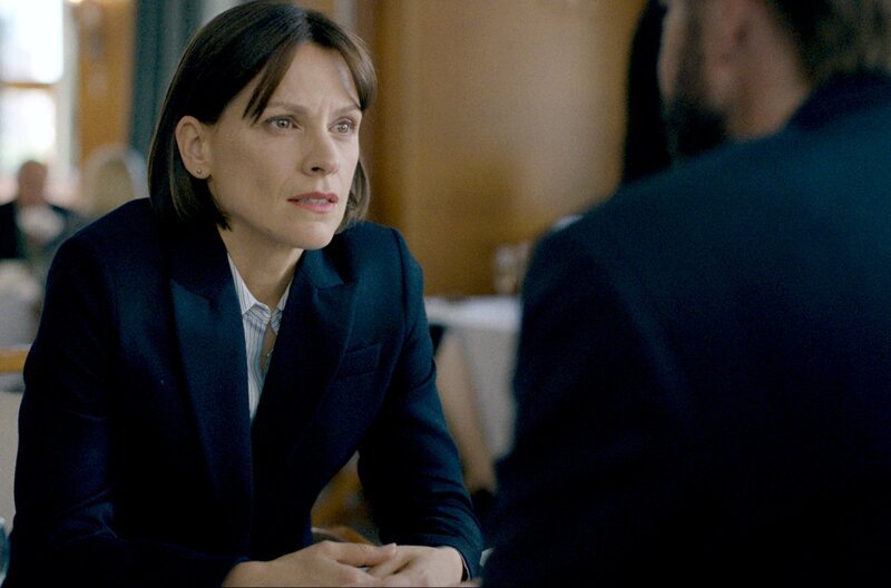 Sanjabi droht die Rückkehr in den Iran – Weiss (Veerle Baetens) kämpft unterdessen darum, ihm Asyl zu verschaffen. – Bild: ARTE F /​ Les Films Pelléas/​Bande à Part Films/​Gaumont Télévision