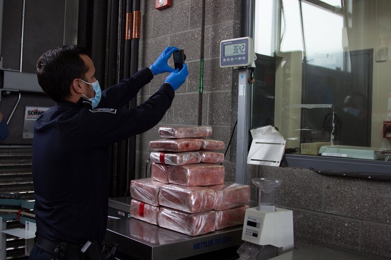 Officer Irizar wiegt Pakete, die aus einem Fahrzeug entfernt wurden. – Bild: National Geographic