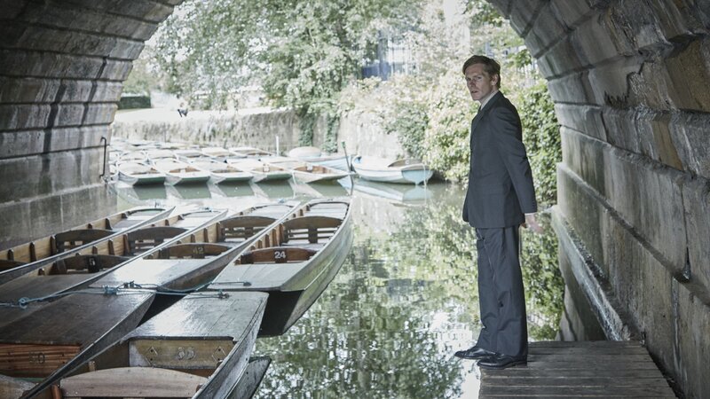 Endeavour Morse (Shaun Evans) untersucht den wahrscheinlichen Tatort im Fall Nielson. – Bild: ZDF und Jonathan Ford