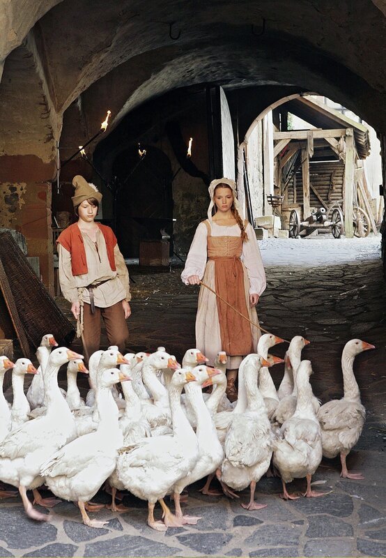 Die echte Prinzessin Elisabeth (Karoline Herfurth) hütet mit Gänsehirte Kürdchen (Julius Römer) die Gänse. – Bild: HR/​Kinderfilm GmbH/​Felix Holland