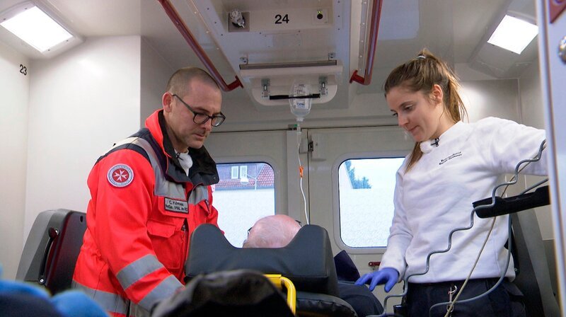 Can Yilmaz und Lena Krückemeier sind Sanitäter bei der Johanniter Unfallhilfe. – Bild: NDR/Novofilm/Antje Grünig Can Yilmaz und Lena Krückemeier sind Sanitäter bei der Johanniter Unfallhilfe. – Bild: NDR/Novofilm/Antje Grünig