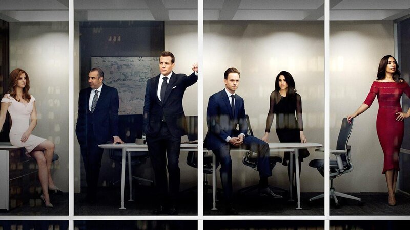 (l-r) Sarah Rafferty als Donna Paulsen, Rick Hoffman als Louis Litt, Gabriel Macht als Harvey Specter, Patrick J Adams als Michael Ross, Meghan Markle als Rachel Zane, Gina Torres als Jessica Pearson – Bild: Nova S