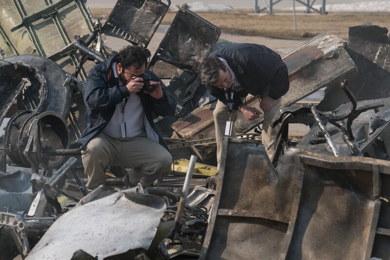 Die argentinischen Ermittler (gespielt von Lawrence Cotton und Rodrigo Fernandez-Stoll) sehen sich die Flugzeugwrackteile des abgestürzten Lapa-Fluges 3142 an. – Bild: The National Geographic Channel