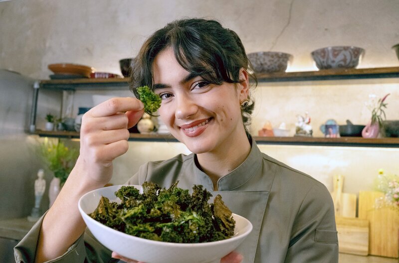 Lucie zeigt, wie man Grünkohl-Chips zubereitet. – Bild: Benjamin Wistorf