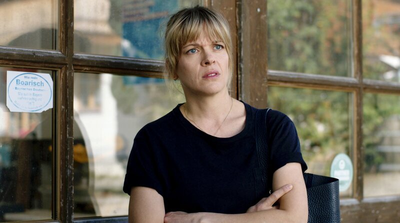 Helene Brammer (Christiane Bärwald) ist irritiert. Was soll sie denn mit dem Verschwinden ihres Mannes zu tun haben? – Bild: ARD/​entertainment factory