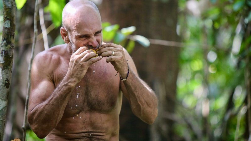 Ep01 – Ed Stafford eating cashew fruit – Bild: Warner Bros. Discovery, Inc.