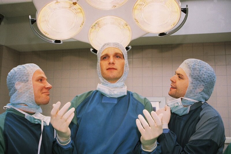Dr. Schmidt (Walter Sittler, M.) lässt sich gerne von seinen Assistenten (Roland Jankowsky, l., Alexander Schottky) für sein medizinisches Können bewundern. – Bild: RTLplus