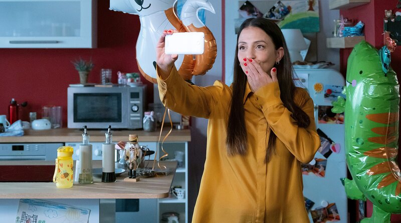 Bea Hölsch (Daniela Wutte, re.) ist mit Fieber umgekippt und hat sich einen Schlüsselbeinbruch zugezogen. Ihren behandelnden Arzt Dr. Martin Stein (Bernhard Bettermann, li.) bringt sie mit ihrem sehr anschmachtenden Verhalten in eine ziemlich unangenehme Situation. Auch Dr. Kathrin Globisch (Andrea Kathrin Loewig, mi.) ist ziemlich irritiert. – Bild: MDR/​Saxonia Media/​Sebastian Kiss