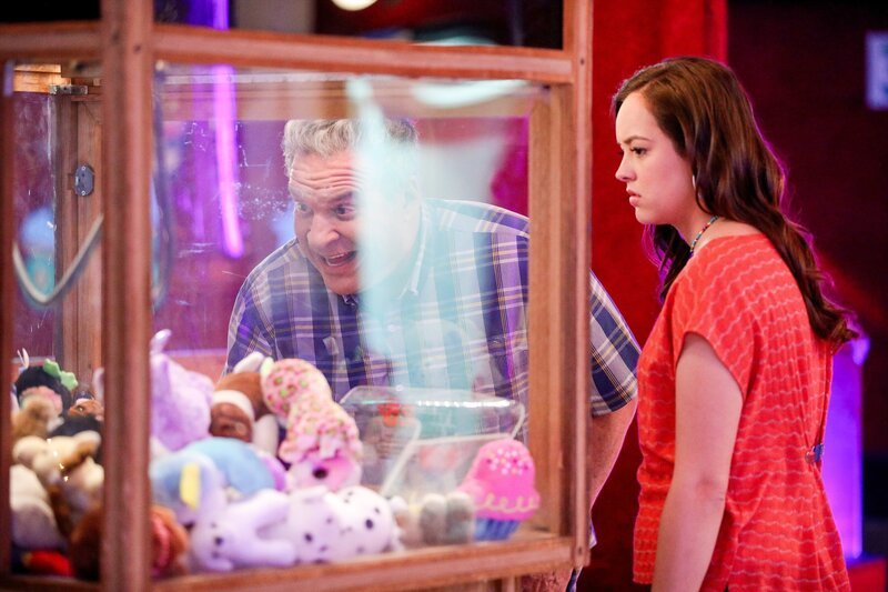 Murray Goldberg (Jeff Garlin) und Erica Goldberg (Hayley Orrantia) – Bild: ORF/​Sony Pictures/​ABC/​Scott Everett White