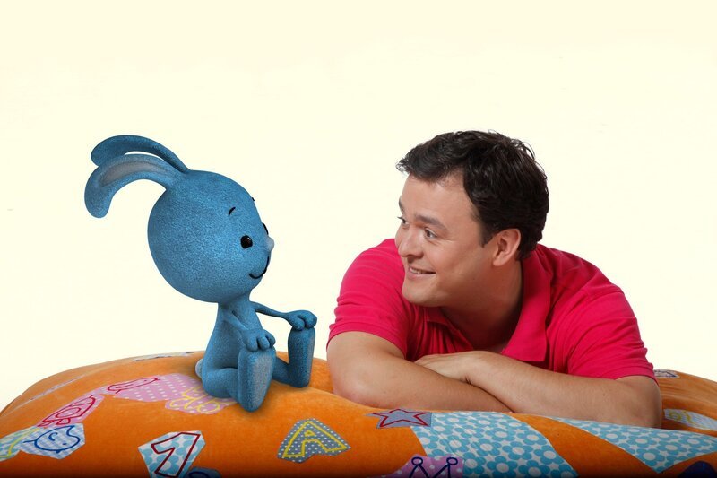 L-R: Kikaninchen und sein Freund Christian – Bild: KI.KA/​Carlo Bansini/​motionworks