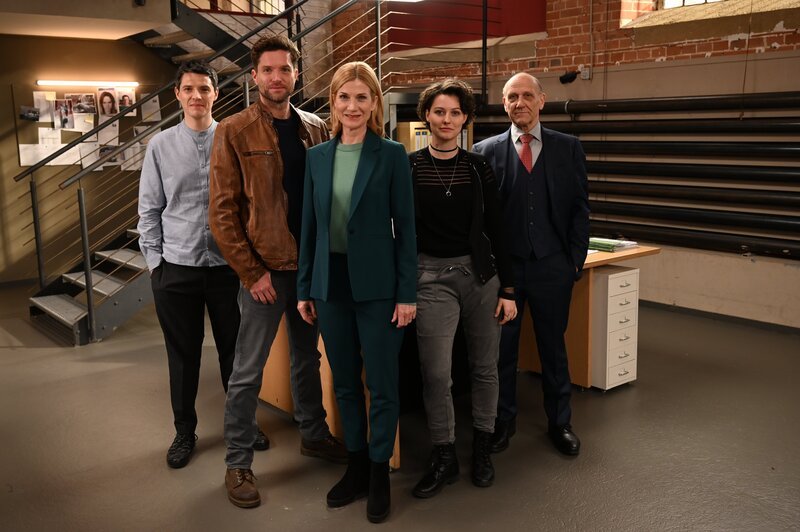 In den neuen Folgen der SOKO Stuttgart löst das Team um Martina Seiffert (Astrid M. Fünderich, M.) wieder spannende Fälle. Dabei erhalten Rico Sander (Benjamin Strecker, l.), Jo Stoll (Peter Ketnath, 2.v.l.) und Michael Kaiser (Karl Kranzkowski, r.) Unterstützung von einer neuen Kollegin: Nele Becker (Nina Siewert, 2.v.r.). – Bild: ZDF und Markus Fenchel