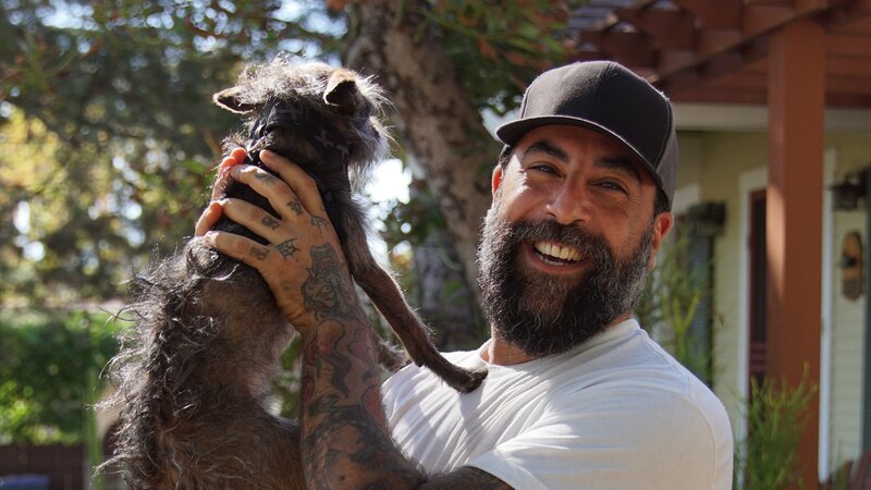 Antonio Bellatore smiling with his dog Edie. – Bild: Discovery, Inc./​Tim Ronca/​Tim Ronca
