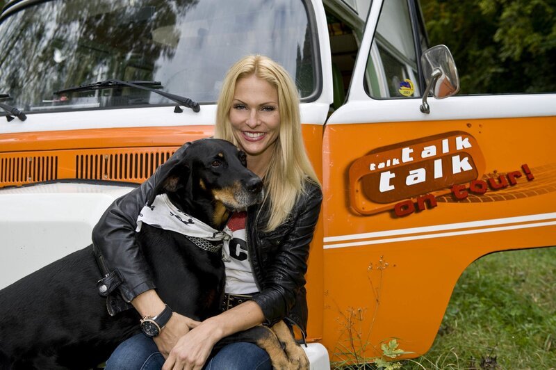 In einem VW-Bully ist Sonya Kraus in ganz Deutschland unterwegs auf der Suche nach skurrilen Menschen mit besonderen Hobbys und Marotten. – Bild: ProSieben / Martin Menke In einem VW-Bully ist Sonya Kraus in ganz Deutschland unterwegs auf der Suche nach skurrilen Menschen mit besonderen Hobbys und Marotten. – Bild: ProSieben / Martin Menke