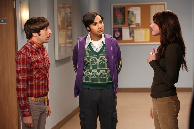 Howard (Simon Helberg, l.) und Raj (Kunal Nayyar, M.) versuchen herauszufinden, wieso Sheldon jeden Nachmittag um viertel vor drei verschwindet. Sheldons Assistentin Alex Jensen (Margo Harshman, r.) kann ihnen jedoch auch nicht weiterhelfen. Ein Detektiv-Spiel beginnt … – Bild: Warner Bros. Television