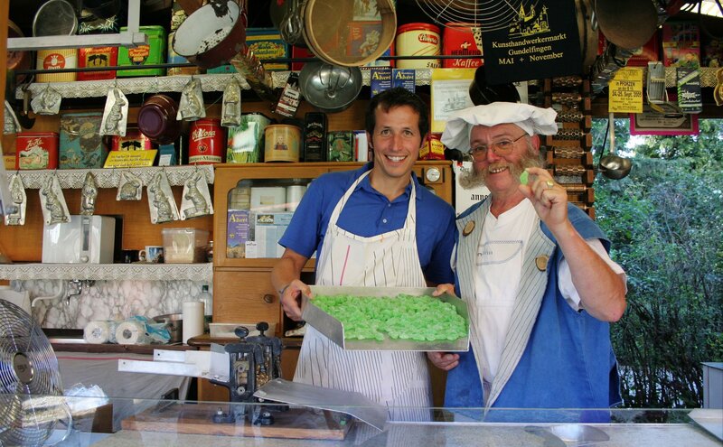 Willi mit Bonbonmacher Joachim Kurkowski aus Lauingen. – Bild: BR/​megaherz gmbh