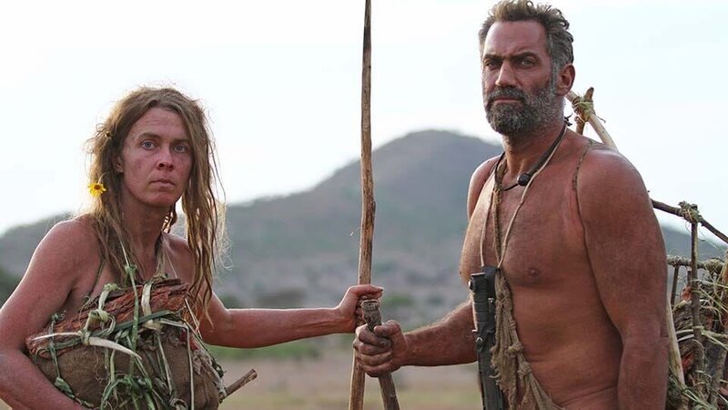 EJ and Kellie carrying the backpacks and baskets they made. – Bild: Discovery Communications