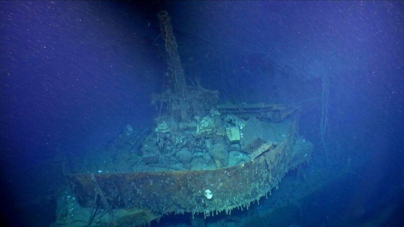 In einer einzigen Nacht starben über 1000 alliierte Seeleute, als vier Kreuzer in Flammen aufgingen. Sie ruhen auf einem Friedhof, der mit so vielen Schiffen übersät ist, dass er als Iron Bottom Sound bekannt geworden ist. Petrel unternimmt eine Suche nach der Nadel im Heuhaufen, um die vier Schiffe zu finden. – Bild: National Geographic