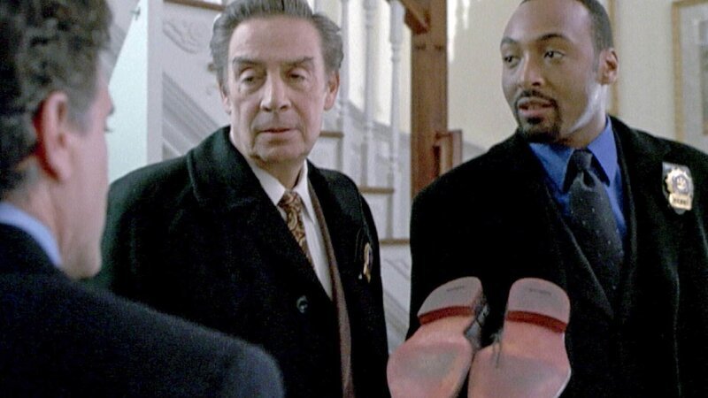 Unter den Schuhen von Peter Wilder (Henry Woronicz) machen die Detectives Briscoe (Jerry Orbach) und Green (Jesse L. Martin) einen interessanten Fund … – Bild: RTL /​ Universal
