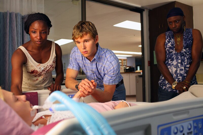 Sookie (Anna Paquin) liegt im Koma. Tara (Rutina Wesley), Jason (Ryan Kwanten, Mitte) und Lafayette (Nelsan Ellis) sind zu ihr ins Krankenhaus geeilt. Es schaut allerdings nicht gut aus für Sookie! – Bild: Home Box Office, Inc.