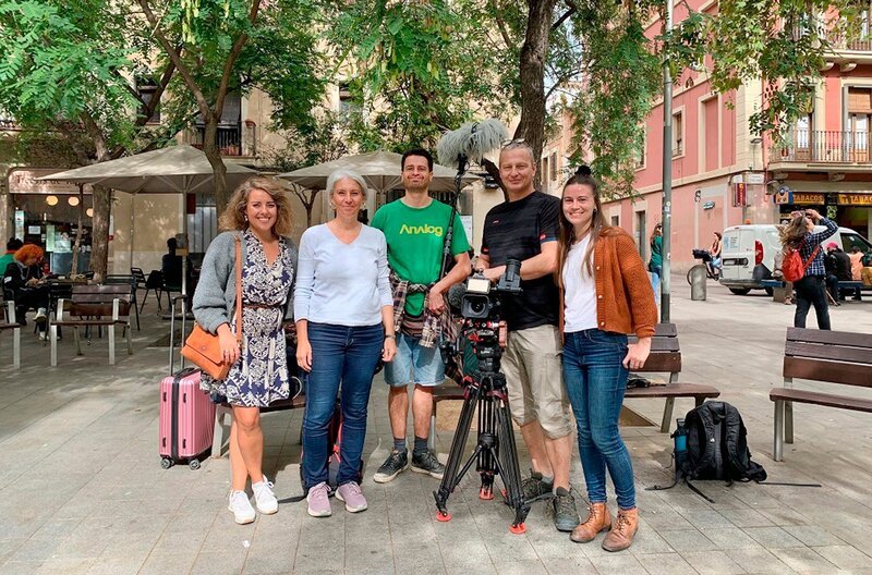 Das ganze Team in Barcelonas charmantem Viertel Gracia. – Bild: SR/​Elisa Teichmann