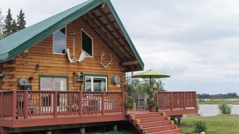 Dave and Penny Van Arsdall looking for a new home on the banks of the Chena River. – Bild: Destination America /​ Discovery Communications