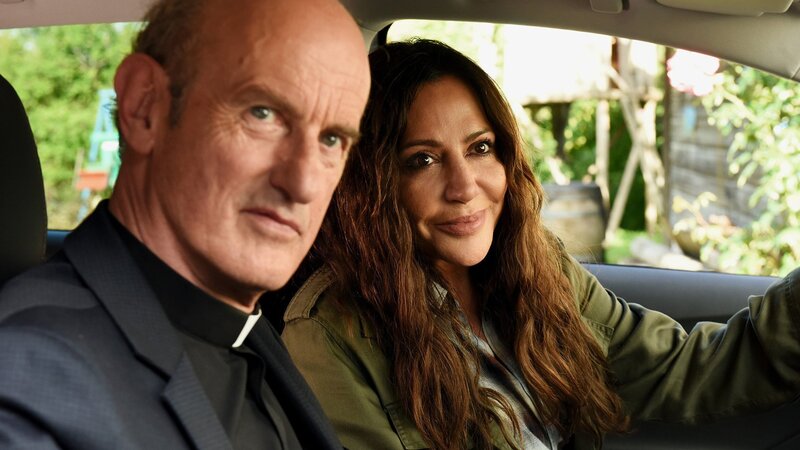 Frühling – Blick ins Morgen: Johannes Herrschmann als Pfarrer Sonnleitner, Simone Thomalla als Katja Baumann. – Bild: SRF/​ZDF/​Barbara Bauriedl