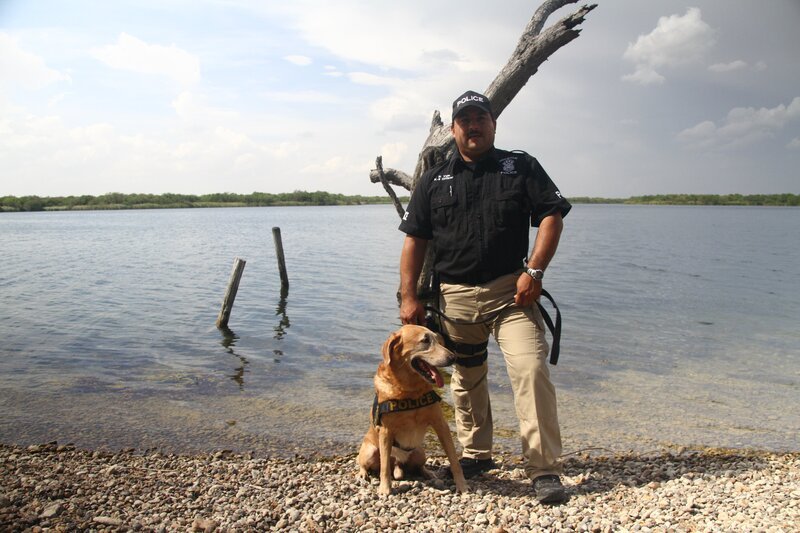 Mission, TX: Officer Roque Vela and his K9 partner, Officer Tiko. – Bild: NGT