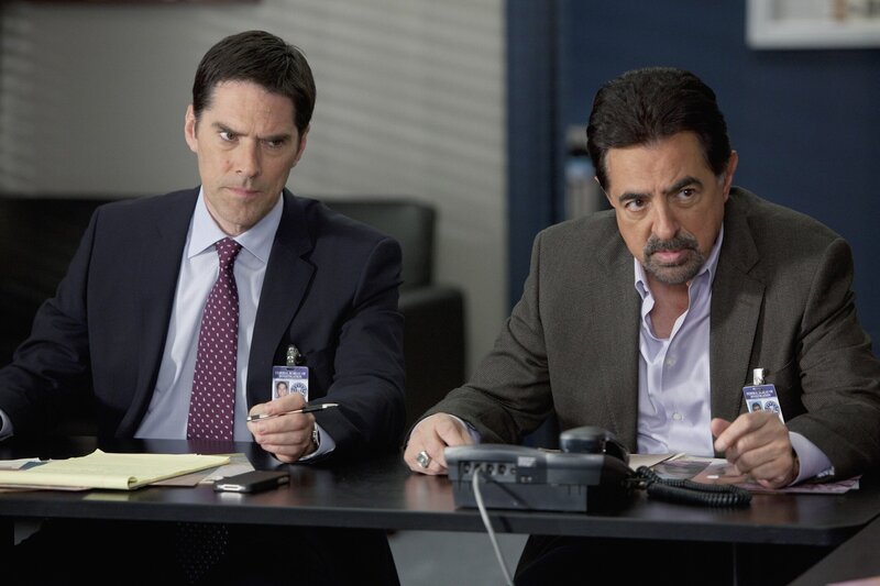 Werden nach San Diego gerufen, um einen neuen Fall zu lösen: Rossi (Joe Mantegna, r.) und Hotch (Thomas Gibson, l.) … – Bild: PLURIMEDIA (ABC)