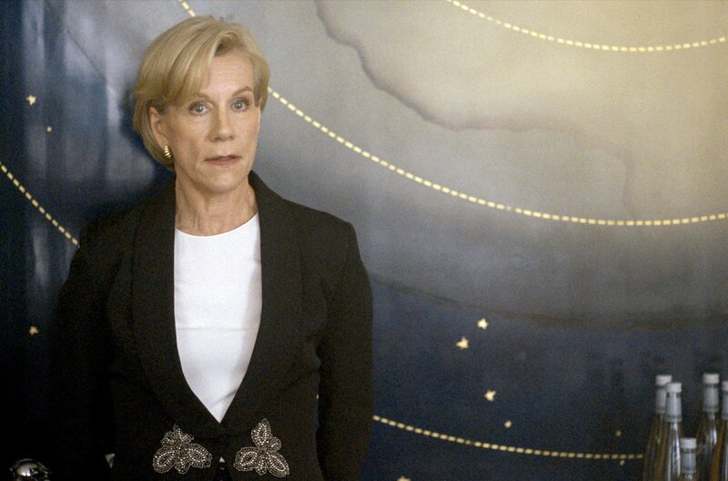 Cohen (Juliet Stevenson) legt Wert darauf, das Abkommen so friedlich wie möglich auszuhandeln – nicht zuletzt wegen ihrer schwerkranken Mutter. – Bild: Les Films Pelléas/​Bande à Part Films/​Gaumont Télévision