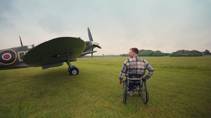 Der ehemalige Royal Marine Arthur Williams inspiziert eine Spitfire. – Bild: National Geographic
