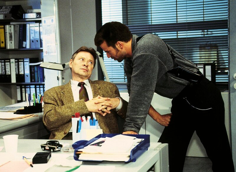 Kommissar Frank Stolte (Johannes Brandrup, re.) verhört Herrn Prott (Günther Junghans) wegen der ‚heißen Ware‘. – Bild: RTLup