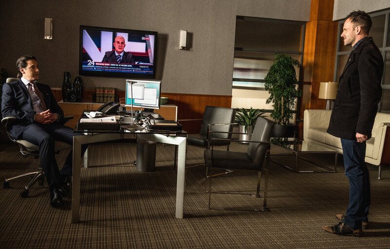 Anwalt Nolan Sharp (Scott Cohen, l.) hat die Verteidigung der Tänzerin Iris Lanzer übernommen, die für Holmes (Jonny Lee Miller, r.) eine der Hauptverdächtigen ist. Doch Sharp hat keine rein professionelle Einstellung gegenüber seiner Mandantin: Er verehrt sie aus tiefstem Herzen und gehört zu ihren größten Bewunderern … – Bild: CBS Television Lizenzbild frei