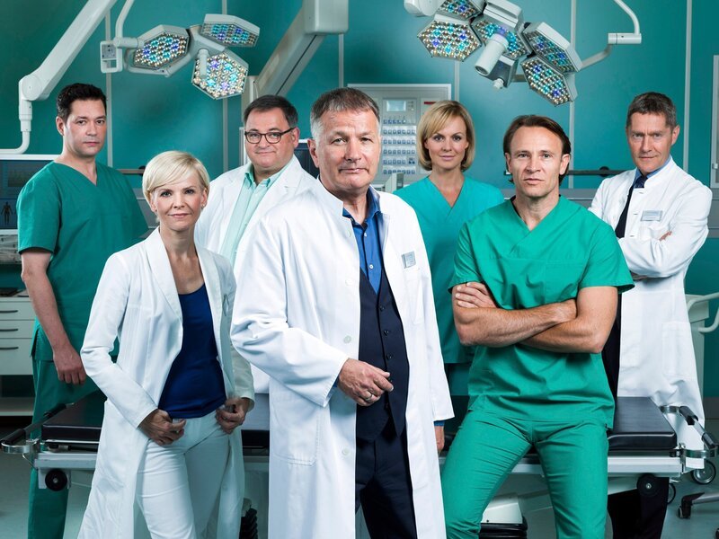 hinten, v.li.: Dr. Philipp Brentano (Thomas Koch), Hans-Peter Brenner (Michael Trischan), Dr. Lea Peters (Anja Nejarri), Dr. Rolf Kaminski (Udo Schenk) vorn, v. li.: Dr. Kathrin Globisch (Andrea Kathrin Loewig), Dr. Roland Heilmann (Thomas Rühmann), Dr. Martin Stein (Bernhard Bettermann) – Bild: MDR/​Saxonia/​Tom Schulze /​ MDR/​HA Kommunikation