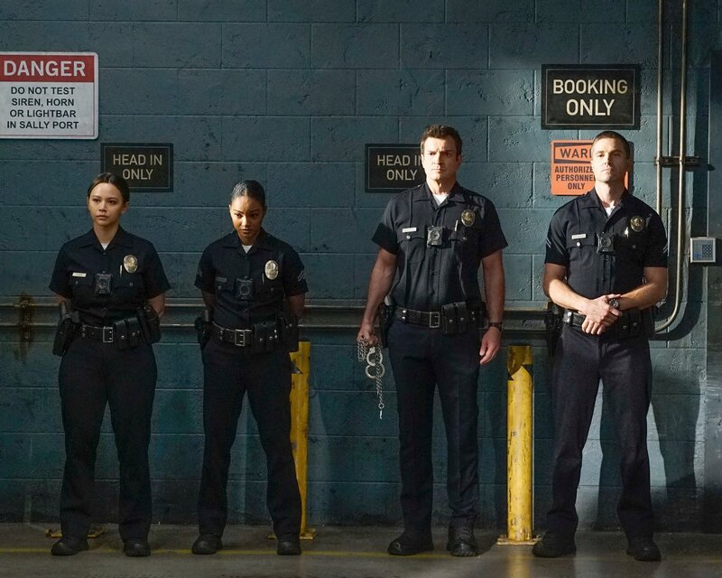 Lucy Chen (Melissa O’Neil, l.), Nyla Harper (Mekia Cox, 2.v.l.), John Nolan (Nathan Fillion, 2.v.r.) und Tim Bradford (Eric Winter, r.) erwarten die Serienmörderin Rosalind Dyer, die ins Police Departement von LA gebracht wird. – Bild: ZDF und Kelsey McNeal