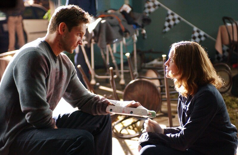 Eine alte Dame ist mit ihrem Wagen in ein Café gerast und hat dabei sich sowie drei weitere Menschen ins Jenseits befördert. Sara (Jorja Fox) befragt den verletzten Zeugen Hank Peddigrew (Christopher Wiehl) zu dem Unfallhergang. – Bild: Nitro