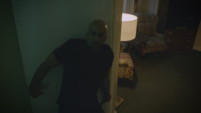 Kamran muss sich der paranormalen Realität stellen – und findet sich in einem Albtraum wieder – Bild: Warner Bros. Discovery