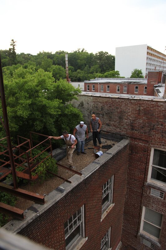 Hot Springs, AR USA: Jay leads the team across rooftops and fire escapes to scavenge for any interesting items – Bild: The National Geographic Channel