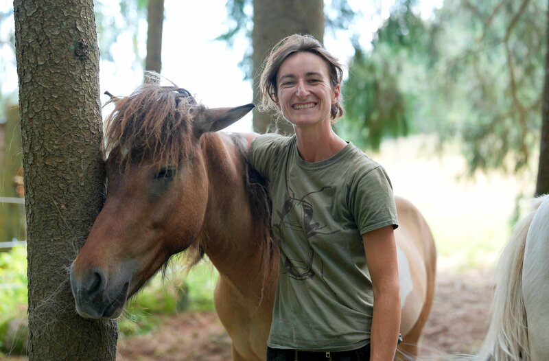 Luna mit einem ihrer Pferde. – Bild: HR/​rbb/​SWR