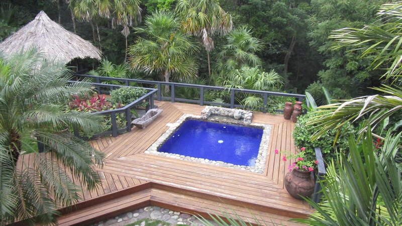 Exterior, Pool of Treetops property in Roatan, Honduras. As seen on HGTV’s Caribbean Life – Bild: HGTV /​ Discover Images; HCBLF1811_IMG_31 /​ Discovery Communications