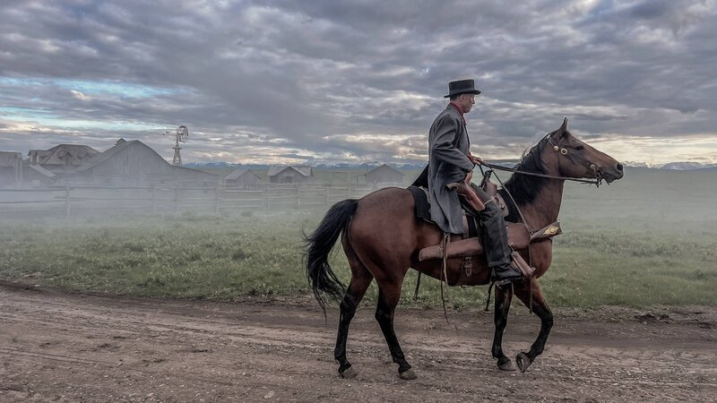 Ein Mann reitet auf einem Pferd. – Bild: History